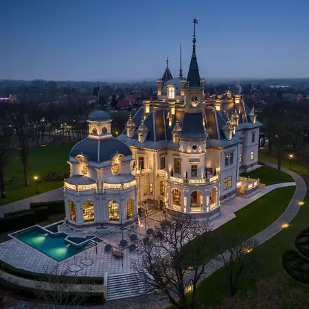 Botaniq Castle Of Hotell 5*